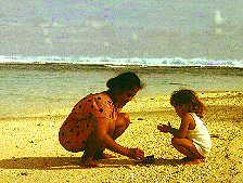 Emma og Sonia finner skjell .